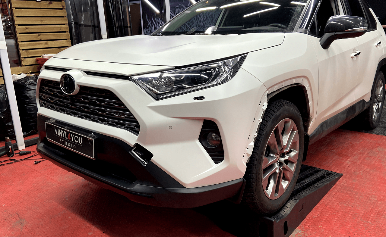 Защитная оклейка переднего бампера Toyota RAV4